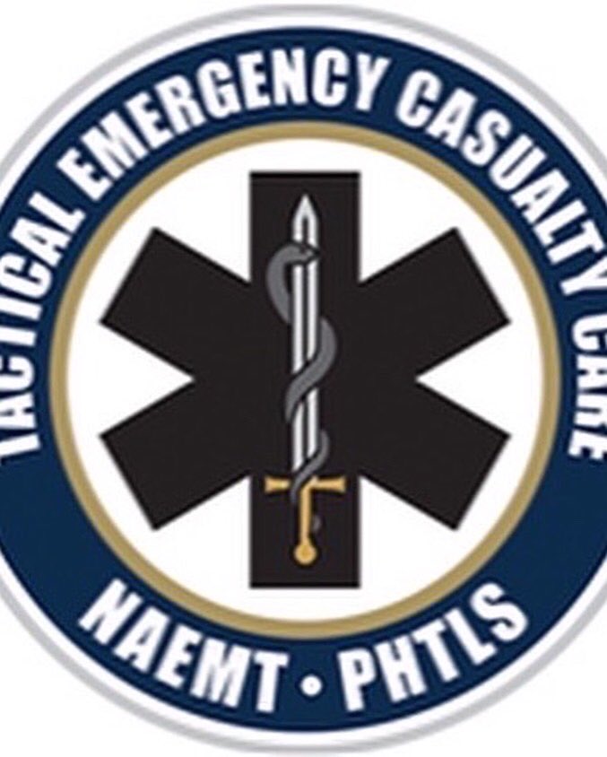 AsociacionSr3's tweet photo. Vamos a hablar del programa #TECC y #TECCLEO de #Naemt para aclarar unas dudas que planteáis por mail. 

Procedente de EE.UU basado y adaptado del #TCCC al mundo civil. 

En España está adaptado al sistema de emergencias médicas. https://t.co/wuUoTSPbCc