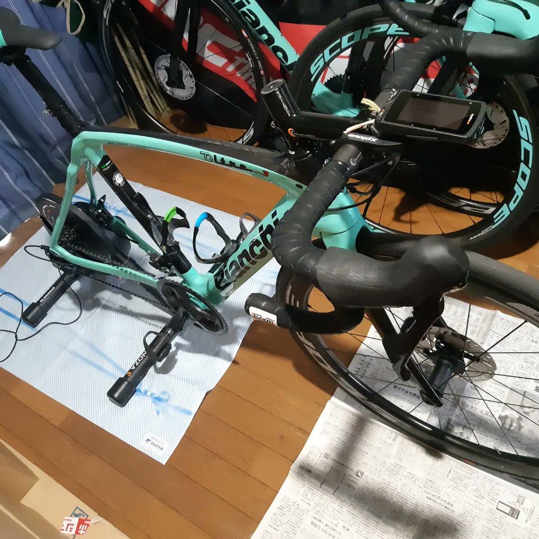 Ohyama_Kei's tweet photo. いつものトレーニングを行ってから、インターバルトレーニング。
短時間で集中したかったので、室内で行いました。
練習後には洗車しました。
@Aoiro_jpn #airofit
@airofit_japan
@BianchiJAPAN
@codeo10 #nozas
@surlustersports
#zerofinish #bikeshampoo #chaincleaner #chainlube https://t.co/44axT0ExTv