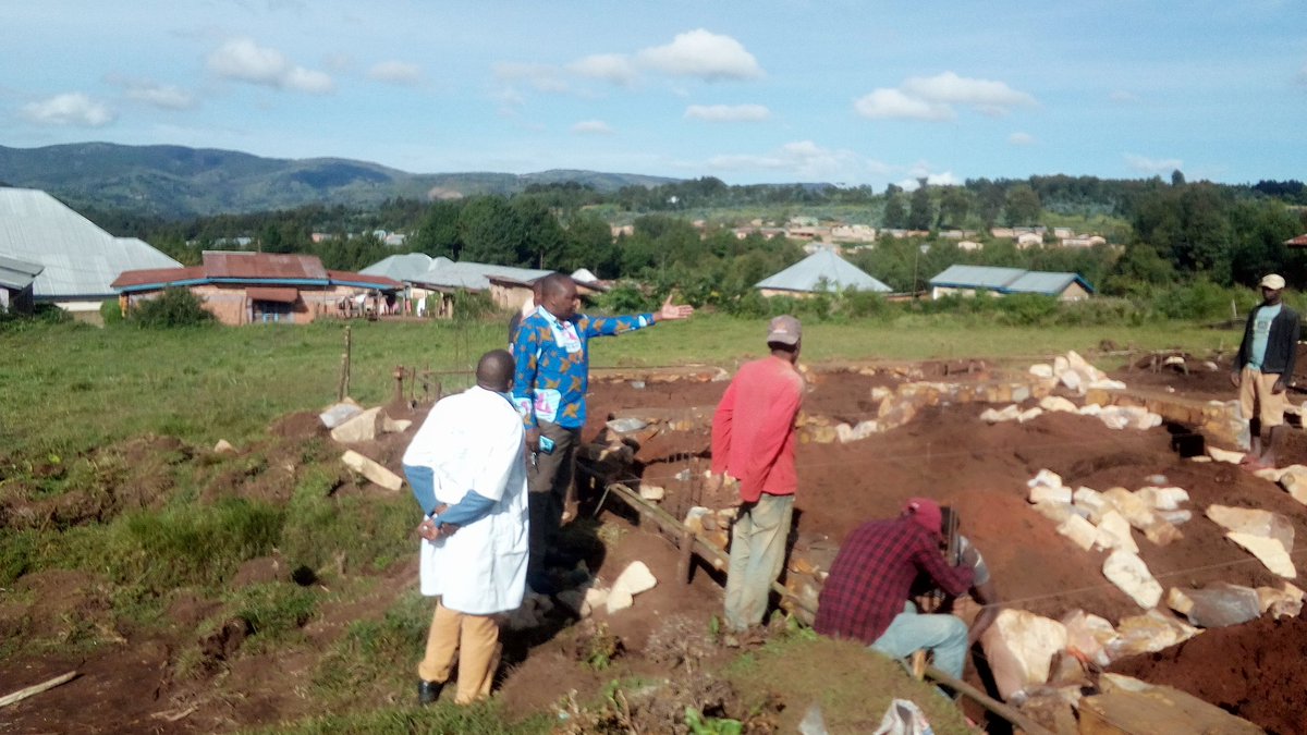 GisoziCommune's tweet photo. 🇧🇮 Kuruyu wa 10/5/2022, Musitanteri wa @GisoziCommune #Deogratias_Nahishakiye yazindukiye kumutumba KIYANGE kwivuriro rya Nyakararo ahariko hubakwa ibitaro vya Komine Gisozi muntumbero yokwishikira kukivi kuraba ukwo ibikorwa biriko biragenda
@mspls_bdi
@MininterInfosBi
@KwaNtare https://t.co/0VjRzFh53p
