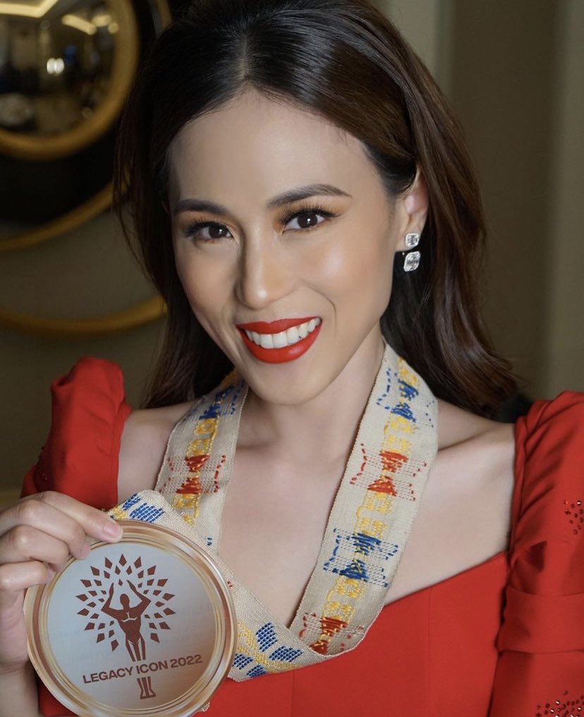 cebudailynews's tweet photo. LOOK: Toni Gonzaga receives an award as Outstanding Celebrity Host while her Youtube channel "Toni Talks" was named Outstanding Social Media Talk Show in the recently held Legacy Icon 2022 Awards. https://t.co/Fjk8EdKjqN