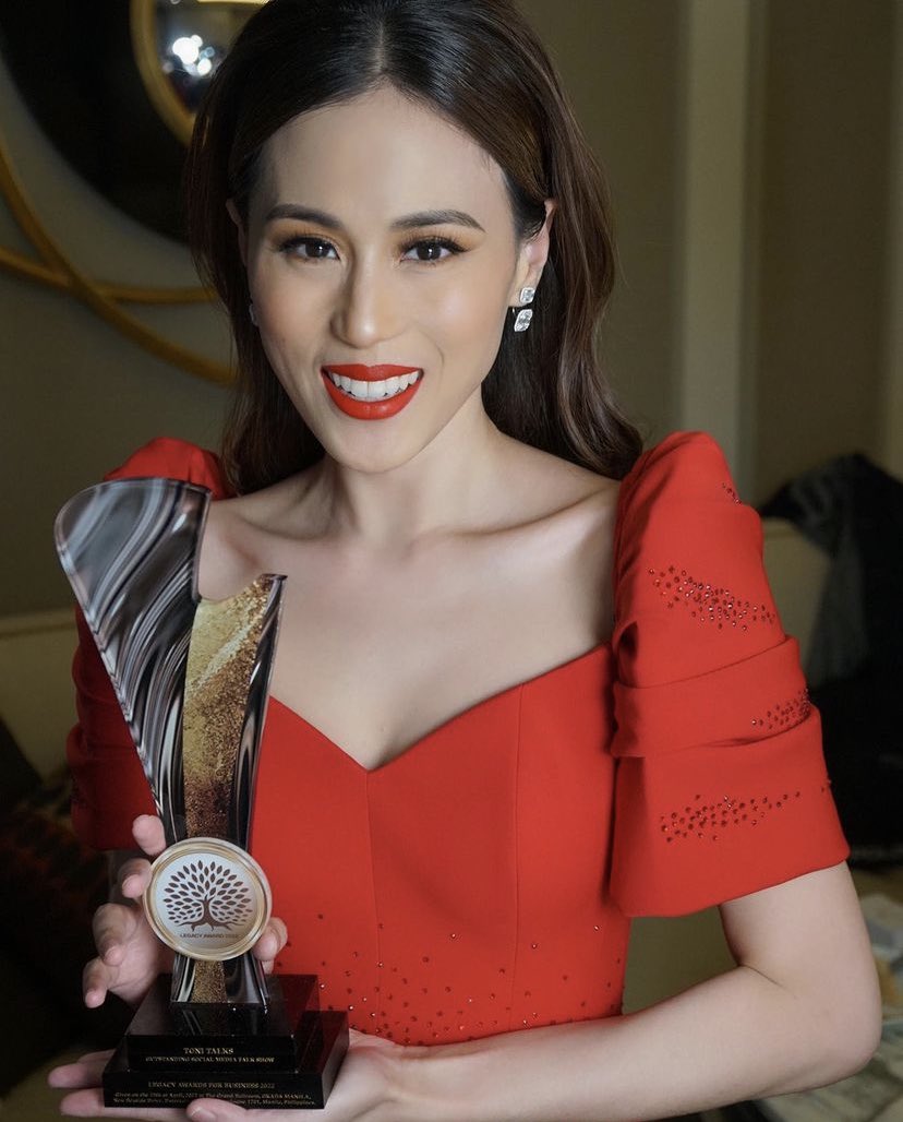 cebudailynews's tweet photo. LOOK: Toni Gonzaga receives an award as Outstanding Celebrity Host while her Youtube channel "Toni Talks" was named Outstanding Social Media Talk Show in the recently held Legacy Icon 2022 Awards. https://t.co/Fjk8EdKjqN
