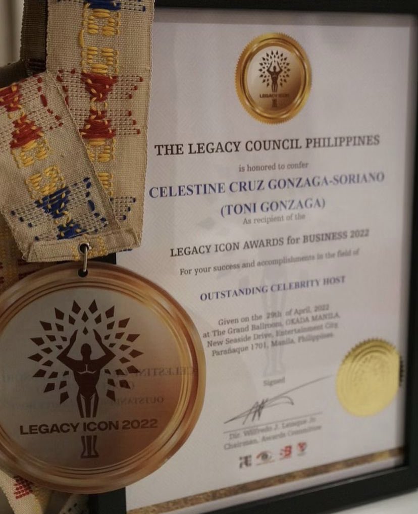 cebudailynews's tweet photo. LOOK: Toni Gonzaga receives an award as Outstanding Celebrity Host while her Youtube channel "Toni Talks" was named Outstanding Social Media Talk Show in the recently held Legacy Icon 2022 Awards. https://t.co/Fjk8EdKjqN