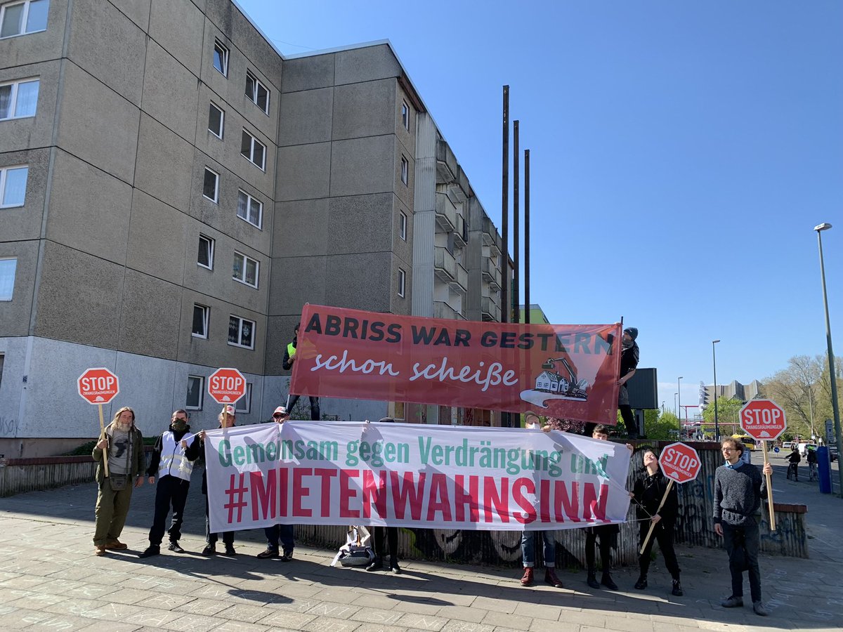 ostfunk030's tweet photo. #KeinAbriss4Future denn Abriss war Gestern schon 💩
#Habersaathstrasse 40-48 @Architects4F @FFF_Berlin @dwenteignen #Klimawandel #GraueEnergie #Berlin #Aufwertung #Gentrifizierung
#Abriss Ganz ehrlich jetzte:
ES REICHT❗️🏘🤡💰🏘🙉❗️ #KeinHausWeniger #KeinAbrissMehr 🏘💰🤡💰#SPC20 https://t.co/1Cq0hRX8GK