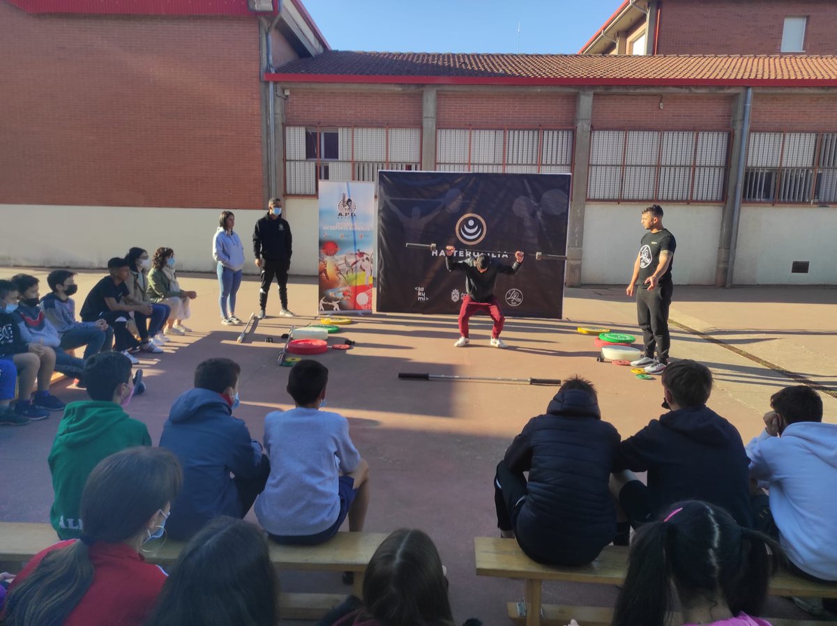 ApdBurgos's tweet photo. ¡Continuamos con las XXIV Jornadas del Deporte Burgalés!
Los alumnos del IES Diego de Siloé han conocido de cerca la halterofilia gracias al Club Sol y Luz Burgos 🏋️♂️ con el entrenador Júnior Santana y los levantadores Marina Palacios y Carlos Santana.
#deporteburgales #apdb https://t.co/r5pyn5ktKd