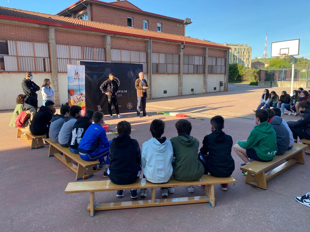 ApdBurgos's tweet photo. ¡Continuamos con las XXIV Jornadas del Deporte Burgalés!
Los alumnos del IES Diego de Siloé han conocido de cerca la halterofilia gracias al Club Sol y Luz Burgos 🏋️♂️ con el entrenador Júnior Santana y los levantadores Marina Palacios y Carlos Santana.
#deporteburgales #apdb https://t.co/r5pyn5ktKd