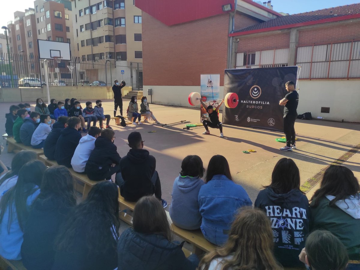 ApdBurgos's tweet photo. ¡Continuamos con las XXIV Jornadas del Deporte Burgalés!
Los alumnos del IES Diego de Siloé han conocido de cerca la halterofilia gracias al Club Sol y Luz Burgos 🏋️♂️ con el entrenador Júnior Santana y los levantadores Marina Palacios y Carlos Santana.
#deporteburgales #apdb https://t.co/r5pyn5ktKd