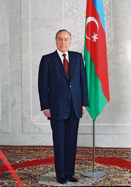 Azərbaycan xalqının ümummilli lideri Heydər Əliyevin anadan olmasının 99-cu ildönümüdür. 
Ulu Öndərimizin əziz xatirəsini dərin hörmət, ehtiram və minnətdarlıqla yad edirik.
#HeydərƏliyev99 #ÜmummilliLider