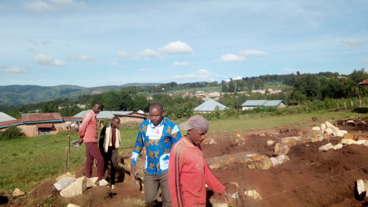GisoziCommune's tweet photo. 🇧🇮 Kuruyu wa 10/5/2022, Musitanteri wa @GisoziCommune #Deogratias_Nahishakiye yazindukiye kumutumba KIYANGE kwivuriro rya Nyakararo ahariko hubakwa ibitaro vya Komine Gisozi muntumbero yokwishikira kukivi kuraba ukwo ibikorwa biriko biragenda
@mspls_bdi
@MininterInfosBi
@KwaNtare https://t.co/0VjRzFh53p