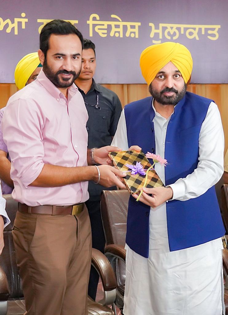 BhagwantMann's tweet photo. ਪੰਜਾਬ ਦੇ ਸਰਕਾਰੀ ਸਕੂਲਾਂ ਦੇ ਮੁਖੀਆਂ ਤੇ ਸਿੱਖਿਆ ਅਫ਼ਸਰਾਂ ਨਾਲ ਮੁਲਾਕਾਤ ਕੀਤੀ...ਸਾਡੇ ਪ੍ਰਿੰਸੀਪਲ ਤੇ ਅਧਿਆਪਕ ਕੌਮ ਦੇ ਨਿਰਮਾਤਾ ਹਨ, ਉਹਨਾਂ ਨੂੰ ਸਮੱਸਿਆ ਵੀ ਪਤਾ ਹੈ ਤੇ ਹੱਲ ਵੀ

ਸਾਰੇ ਅਧਿਆਪਕਾਂ, ਪ੍ਰਿੰਸੀਪਲਾਂ ਨੂੰ ਖੁੱਲ ਕੇ ਆਪਣੇ ਆਈਡੀਏ ਤੇ ਸੁਝਾਅ ਦੇਣ ਲਈ ਕਿਹਾ...ਇਹਨਾਂ ਸਾਰਿਆਂ ਦੇ ਸਹਿਯੋਗ ਨਾਲ ਸਿੱਖਿਆ ਕ੍ਰਾਂਤੀ ਲਿਆਵਾਂਗੇ https://t.co/qfueitKhi6