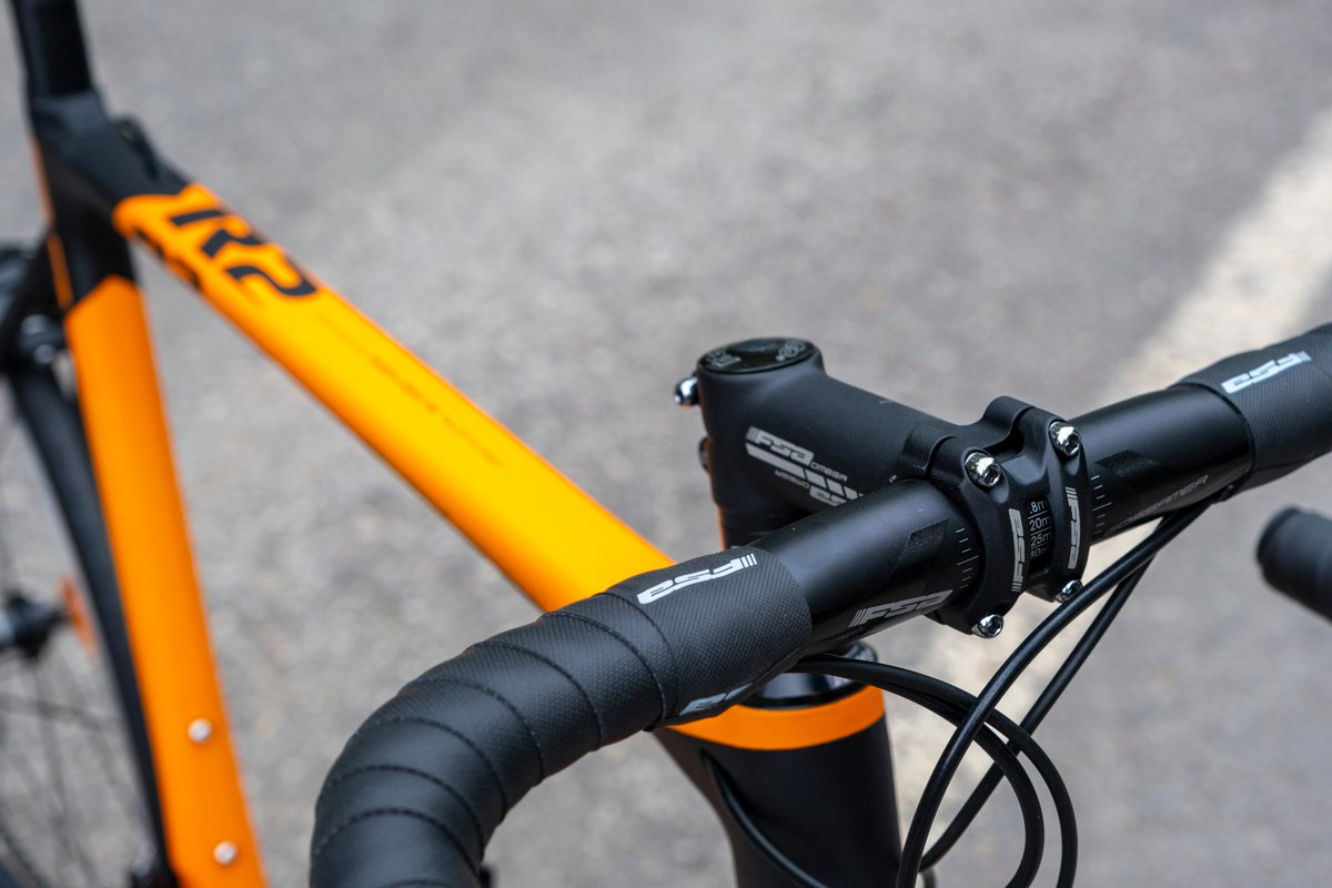 kronbisiklet's tweet photo. Kron R2 yol bisikleti seni bekliyor. Klasik geometriye sahip karbon gövdesi, shimano 105 donanımı ve fsa gidon / gidon boğazıyla tüm sürüşlerin üstesinden gelmeye hazır! 😎💪 #kronbisiklet #zirveyetaşır https://t.co/vt4oaHQSHQ
