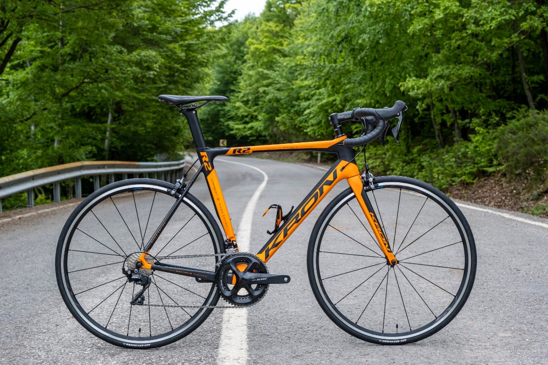 kronbisiklet's tweet photo. Kron R2 yol bisikleti seni bekliyor. Klasik geometriye sahip karbon gövdesi, shimano 105 donanımı ve fsa gidon / gidon boğazıyla tüm sürüşlerin üstesinden gelmeye hazır! 😎💪 #kronbisiklet #zirveyetaşır https://t.co/vt4oaHQSHQ