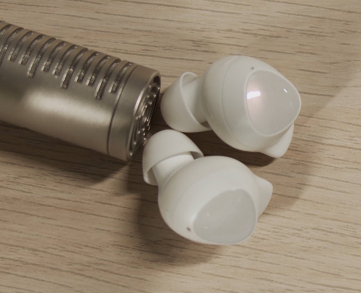 Tecnovedadesyt's tweet photo. Me gustaría una explicación @SamsungEspana cómo puede ser que en vuestro Plan Renove queráis quitarle LA MITAD del valor a este dispositivo porque según vosotros tiene marcas de desgaste, adjunto fotos previas al envío para video en youtube, sigo... https://t.co/7LJo4cR2Mm