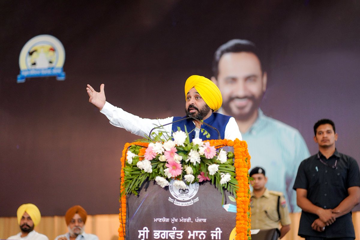 BhagwantMann's tweet photo. पंजाब के सरकारी स्कूलों के मुखियाओं और शिक्षा विभाग के अफसरों के साथ मुलाकात की...हमारे प्रिंसिपल और टीचर समाज के निर्माता हैं उन्हें समस्या भी पता हैं और समाधान भी

सभी टीचर, प्रिंसिपल्स को खुल कर अपने आइडिया और सुझाव देने के लिए कहा है...इन सभी के सहयोग से शिक्षा क्रांति लाएंगे https://t.co/43Mcj1awR0