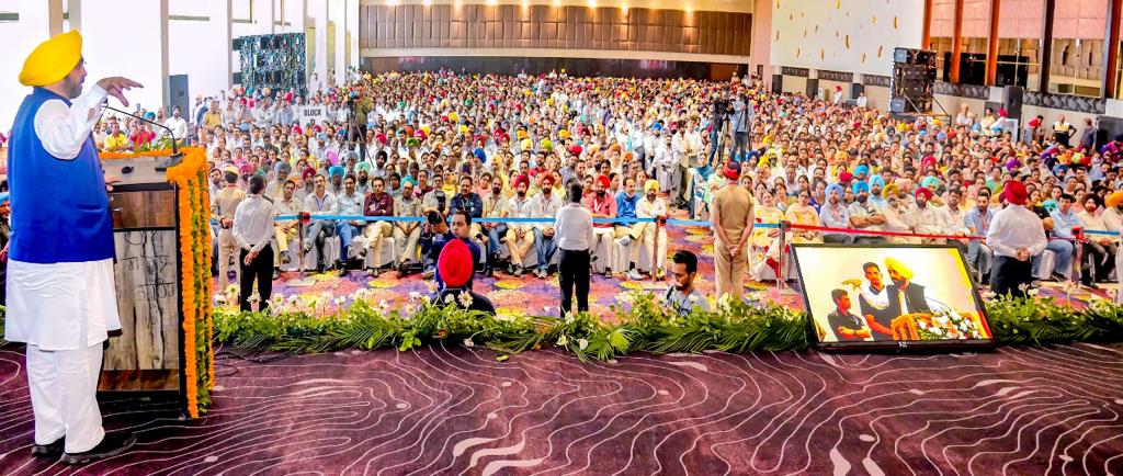 BhagwantMann's tweet photo. पंजाब के सरकारी स्कूलों के मुखियाओं और शिक्षा विभाग के अफसरों के साथ मुलाकात की...हमारे प्रिंसिपल और टीचर समाज के निर्माता हैं उन्हें समस्या भी पता हैं और समाधान भी

सभी टीचर, प्रिंसिपल्स को खुल कर अपने आइडिया और सुझाव देने के लिए कहा है...इन सभी के सहयोग से शिक्षा क्रांति लाएंगे https://t.co/43Mcj1awR0