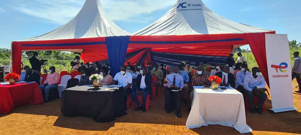 TotalEnergiesUG's tweet photo. HAPPENING TODAY: 𝐎𝐟𝐟𝐢𝐜𝐢𝐚𝐥 𝐇𝐚𝐧𝐝 𝐨𝐯𝐞𝐫 of 𝐀𝐯𝐨𝐠𝐞𝐫𝐚 𝐇𝐞𝐚𝐥𝐭𝐡 𝐂𝐞𝐧𝐭𝐫𝐞 𝐈𝐈𝐈 𝐎𝐮𝐭 𝐏𝐚𝐭𝐢𝐞𝐧𝐭 𝐃𝐞𝐩𝐚𝐫𝐭𝐦𝐞𝐧𝐭

#TotalEnergiesEPUganda is today commissioning &amp; handing over a special project to the Ngwedo community in Buliisa District. #Tilenga https://t.co/AcCYR8kIWb