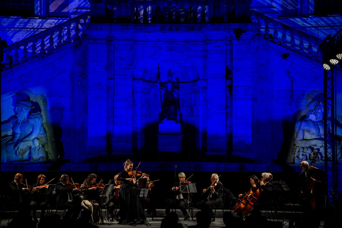 Alcuni scatti di Piazza del Campidoglio, illuminata ieri da #AceaGruppo per la celebrazione della Festa dell’Europa.