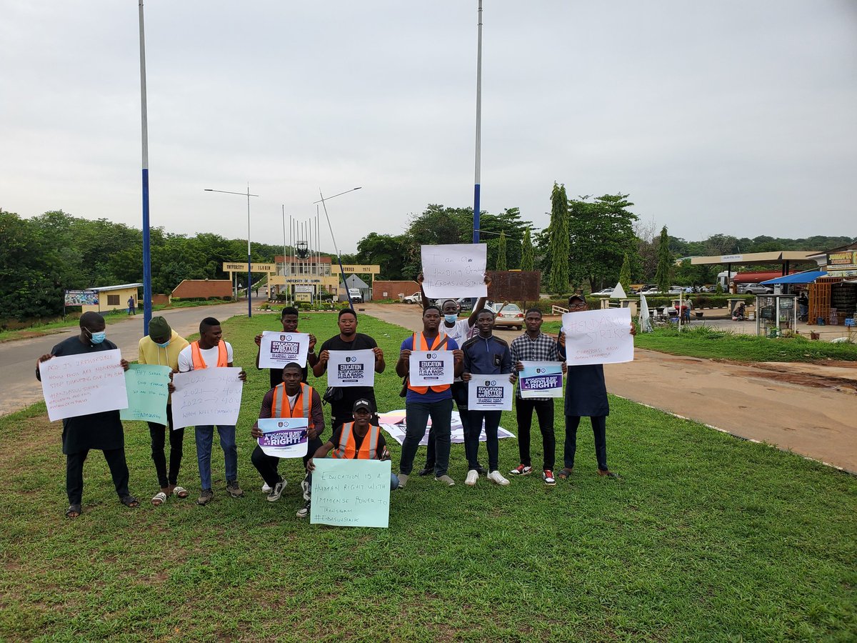 WaliuTaofik's tweet image. As we dey commence the protest at the University of Ilorin gate, join us and keep tweeting about #IlorinProtest
#EndASUUStrike