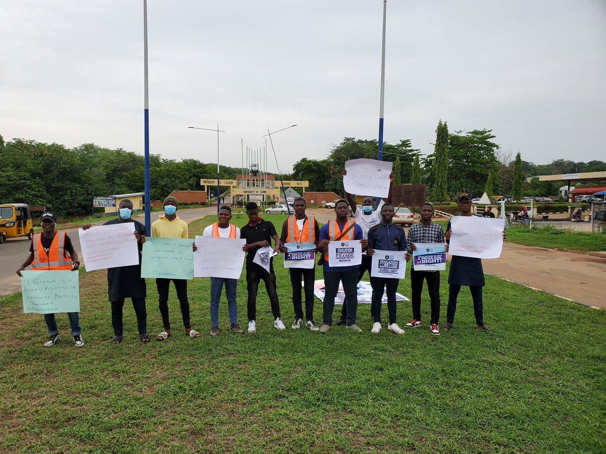 WaliuTaofik's tweet image. As we dey commence the protest at the University of Ilorin gate, join us and keep tweeting about #IlorinProtest
#EndASUUStrike