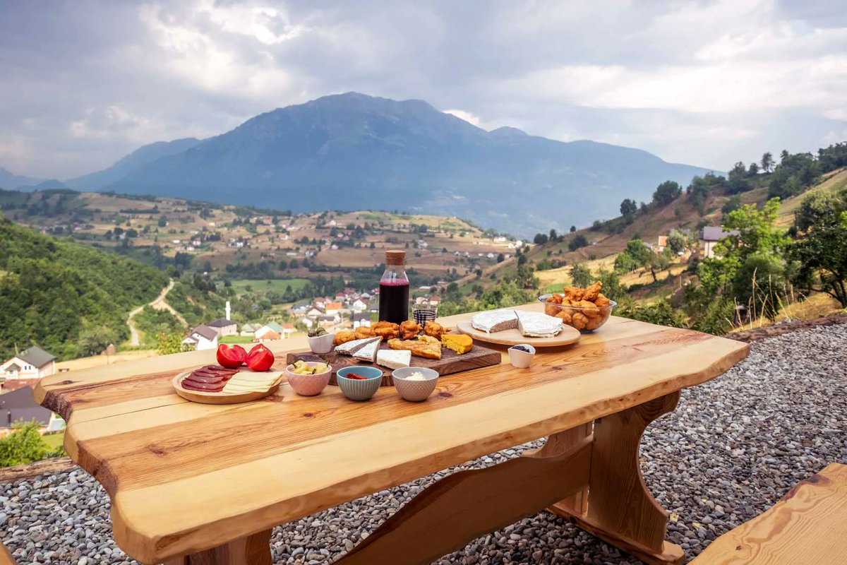 meanderbug's tweet image. Hike much? 
Sunsets?
Great food?
National park?
Yep! Just listed on the Meanderbug App: 1060 House in Plav
#hiking #Montenegro #familytravel