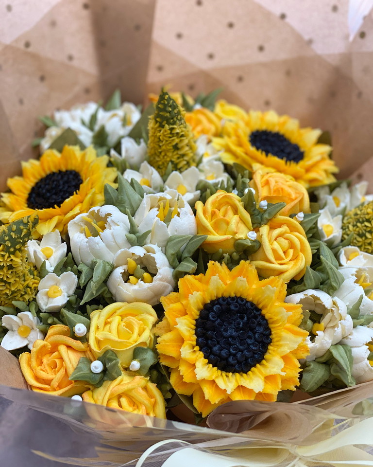 Preey sunshine in a bouquet 
#cupcakes #cupcakebouquets #cakeart #prettypretty #SBS #QueenOf #WOW  #HandmadeHour #buttercream #tenterden #frosting #smallbusiness #wedding #sbs #SmartSocial #cupcakes 
taylormadecakecourses.co.uk