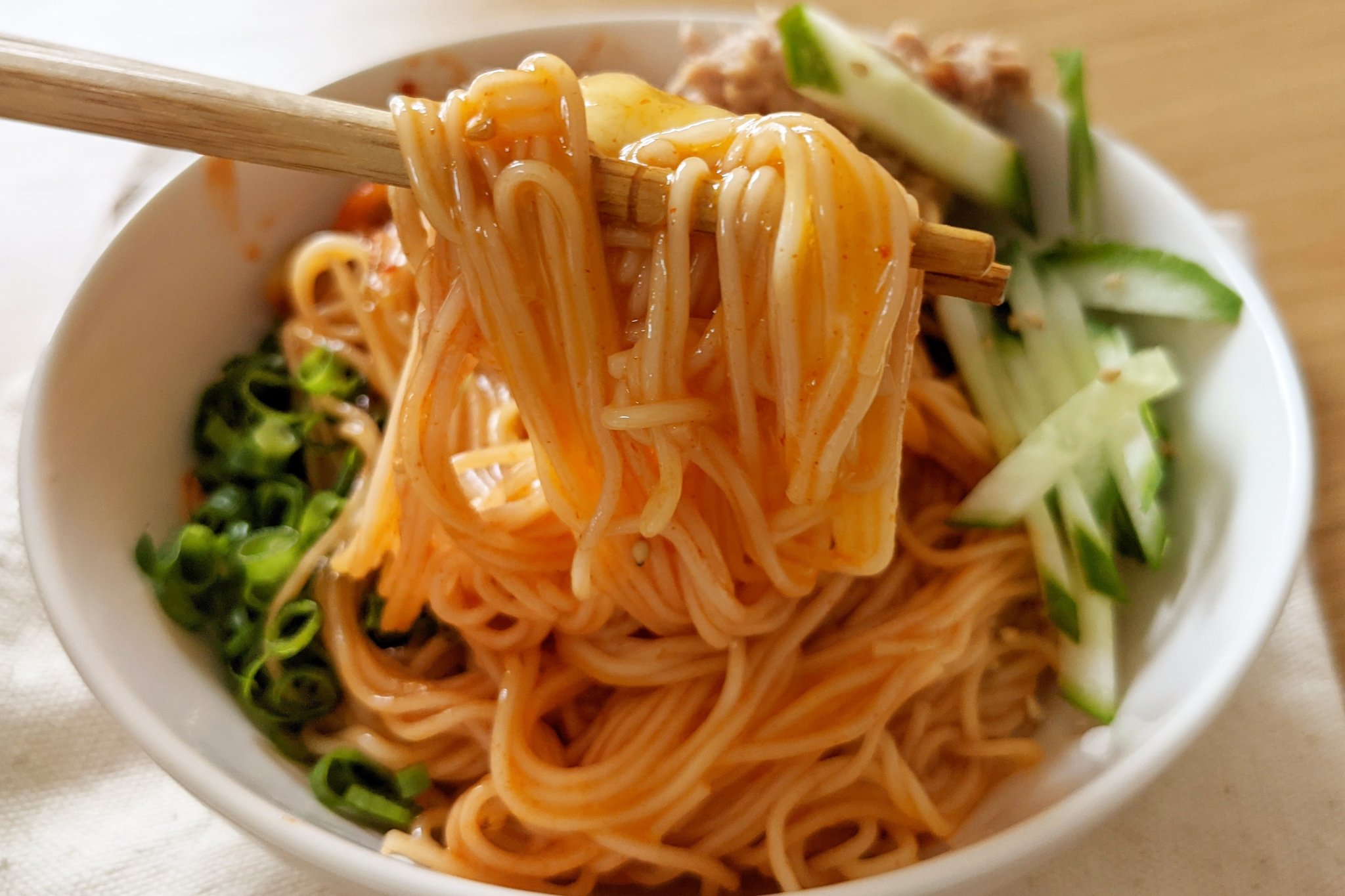 ハマごはん お手軽レシピ 韓国風 ツナたまビビンそうめん そうめんを茹でて冷水で冷やして水気を切る そうめん コチュジャン めんつゆ お酢 ごま油 にんにくチューブを混ぜる そうめんの上に卵黄 キムチ きゅうり 白ごま ネギをのせ