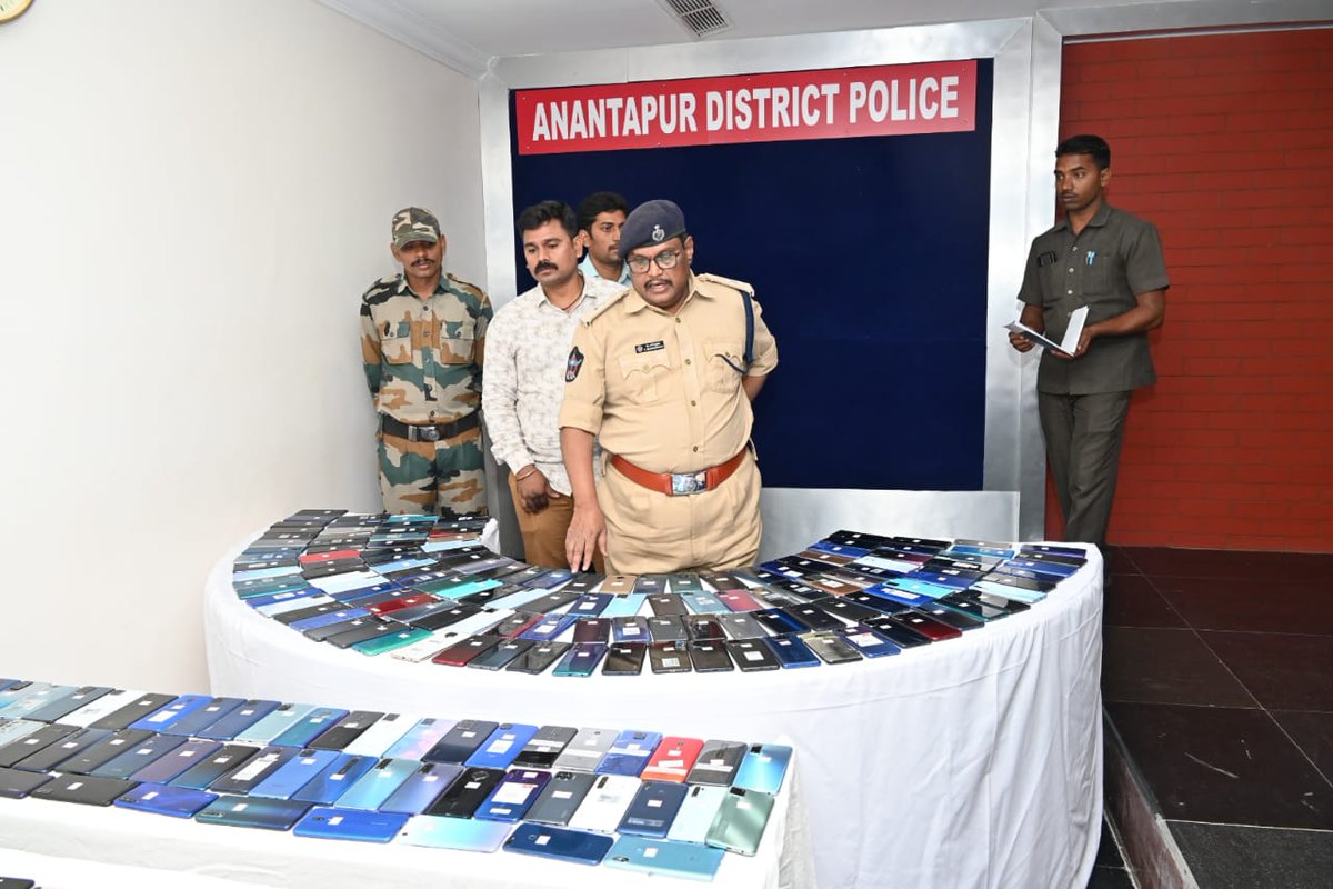 AnantapurPolice's tweet photo. ఎలాంటి బిల్లులు, ట్యాక్సులు లేకుండా అక్రమంగా "ఐ ఫోన్లు" విక్రయించే ముఠా గుట్టు రట్టు

* ఇద్దరి అరెస్టు... రూ. కోటికి పైగా విలువైన 64  " ఐ ఫోన్లు" తో కలిపి మొత్తం 203 సెల్ ఫోన్లు స్వాధీనం.(1/2)
@APPOLICE100 
@dgpapofficial 
#anantapurpolice 
#recoverypossible  
#recoverymobiles https://t.co/SgO0zTRwq8