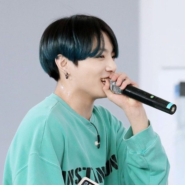 braveyOOki's tweet image. jungkook singing moments in run bts —  a thread