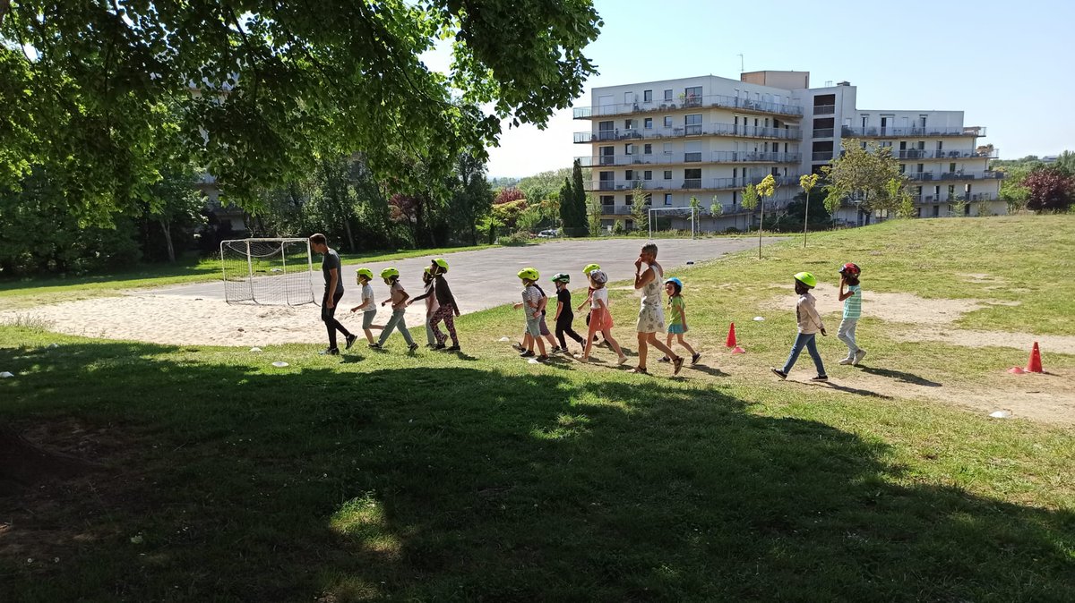 usep17's tweet photo. C'était hier ! 1ère séance du bloc 1 #SRAV pour les classes de l'école Roger Pérat de #Saintes. #sportscolaire 
@DSDEN17 @departement17 @cpdeps17 @usepnationale @UFOLEP @weblaligue @Casden_BP @groupe_mgen https://t.co/b546YF2tdZ
