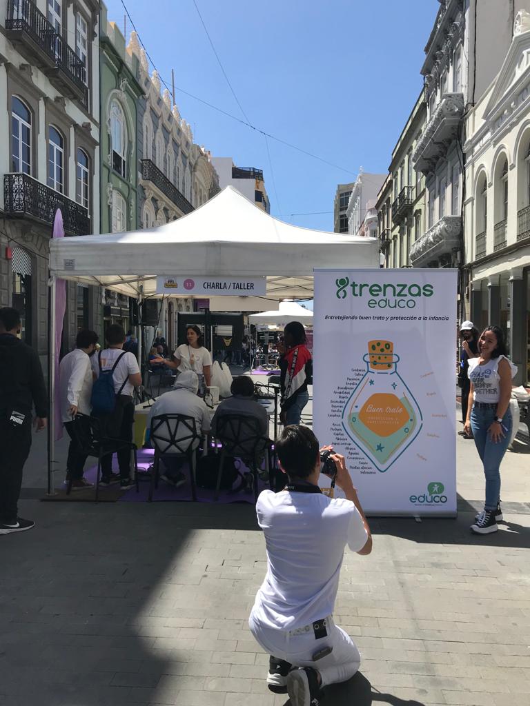 FundacionFarrah's tweet photo. Ha pasado casi una semana y todavía estamos emocionadas por cómo fue la participación de los niños, niñas y adolescentes del #ProgramaTrenzas en la jornada #DePalique: entrevistaron a cargos públicos, sensibilizaron sobre el uso responsable de Internet... ¡Volveremos seguro! https://t.co/6GjLNqKsqO