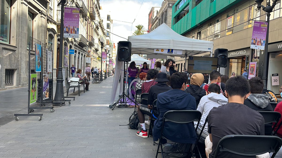 FundacionFarrah's tweet photo. Ha pasado casi una semana y todavía estamos emocionadas por cómo fue la participación de los niños, niñas y adolescentes del #ProgramaTrenzas en la jornada #DePalique: entrevistaron a cargos públicos, sensibilizaron sobre el uso responsable de Internet... ¡Volveremos seguro! https://t.co/6GjLNqKsqO
