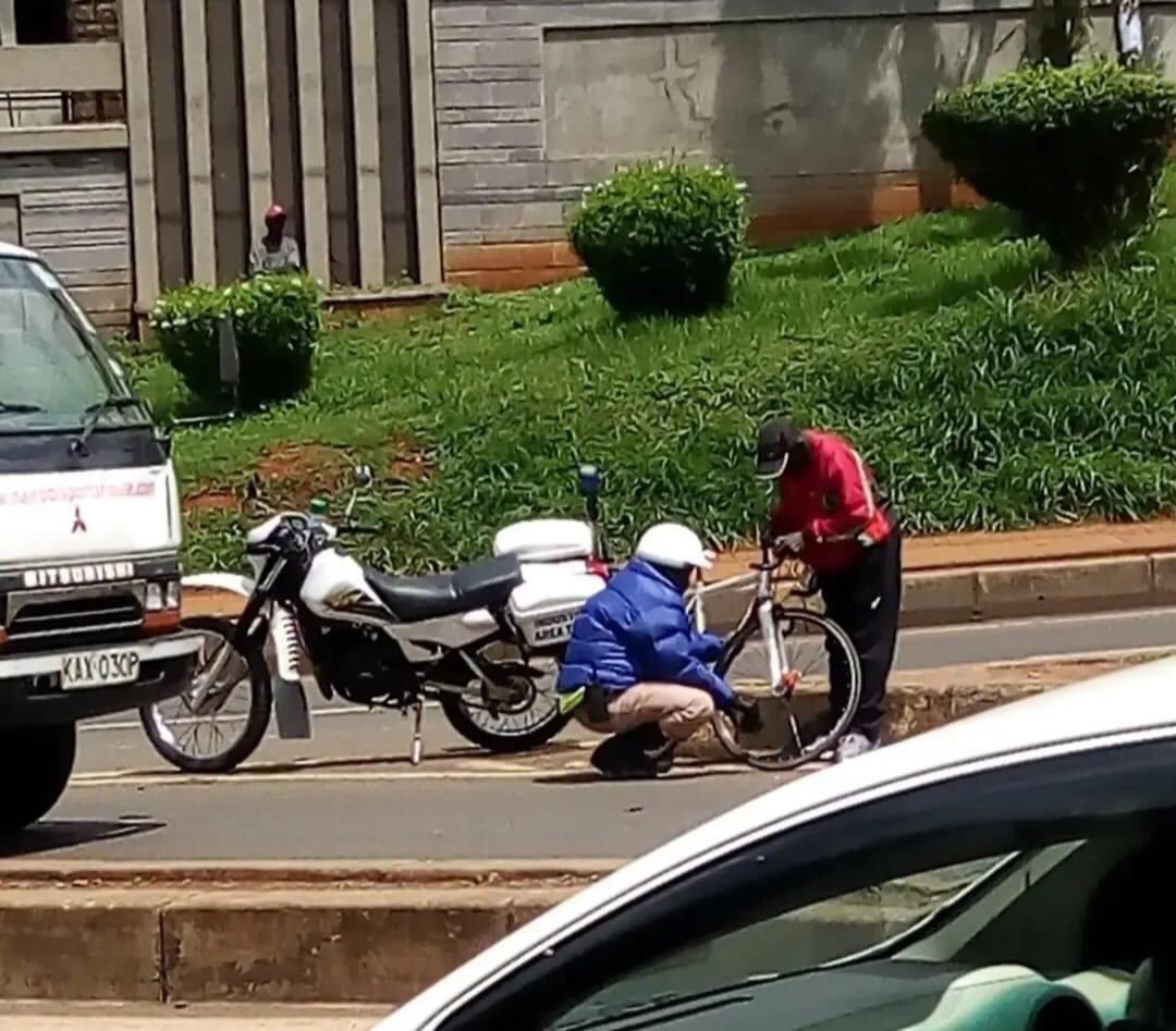 DCI_Kenya's tweet photo. It was just another day at work for rider Anthony Kiambi, based at the Industrial Area police station. 
Many regards to the Kenyan who captured this beautiful moment. It is the small deeds that matter the most in life and rider Kiambi understands that perfectly well! https://t.co/ECHqaRPcDp