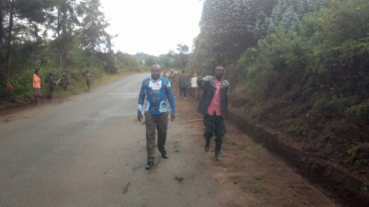 GisoziCommune's tweet photo. #Burundi:Inyuma yokugendera ahariko hubakwa ibitaro vya @GisoziCommune,Musitanteri wiyo komine yagendeye abanywanyi ba koperative #Sangwe_Nyakirwa Aho bari mubikorwa vyo gusukura ibarabara rya #RN7 rica kuruwo mutumba.
@ARBurundi
@MielsBurundi
@MininterInfosBi
@KwaNtare https://t.co/b3unD05UPl