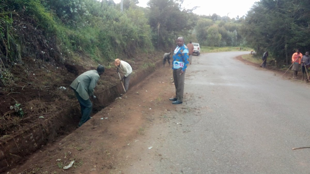 GisoziCommune's tweet photo. #Burundi:Inyuma yokugendera ahariko hubakwa ibitaro vya @GisoziCommune,Musitanteri wiyo komine yagendeye abanywanyi ba koperative #Sangwe_Nyakirwa Aho bari mubikorwa vyo gusukura ibarabara rya #RN7 rica kuruwo mutumba.
@ARBurundi
@MielsBurundi
@MininterInfosBi
@KwaNtare https://t.co/b3unD05UPl