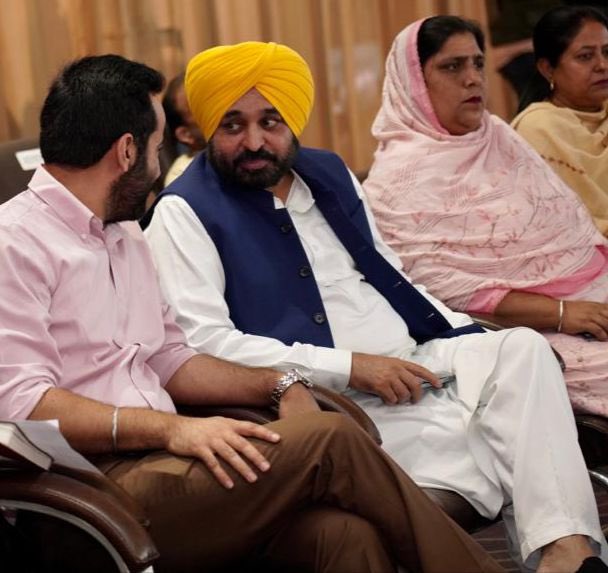 meet_hayer's tweet photo. ਸਿੱਖਿਆ ਵਿਭਾਗ ਲਈ ਅੱਜ ਇਤਿਹਾਸਕ ਦਿਨ ਰਿਹਾ। ਸਾਡੇ ਮਾਣਯੋਗ ਮੁੱਖ ਮੰਤਰੀ ਭਗਵੰਤ ਮਾਨ ਜੀ ਸਰਕਾਰੀ ਸਕੂਲਾਂ ਦੇ ਮੁਖੀਆਂ ਦੇ ਰੂਬਰੂ ਹੋਏ। ਮੈਂਨੂੰ ਆਸ ਹੈ ਕਿ ਇਸ ਕਿਸਮ ਦੀ ਪਹਿਲੀ ਤੇ ਨਿਵੇਕਲੀ ਪਿਰਤ ਨਾਲ ਸਕੂਲ ਮੁਖੀ ਹੋਰ ਬਿਹਤਰ ਕੰਮ ਕਰਨ ਲਈ ਉਤਸ਼ਾਹਤ ਹੋਣਗੇ ।
@BhagwantMann https://t.co/wpNmhvtboW