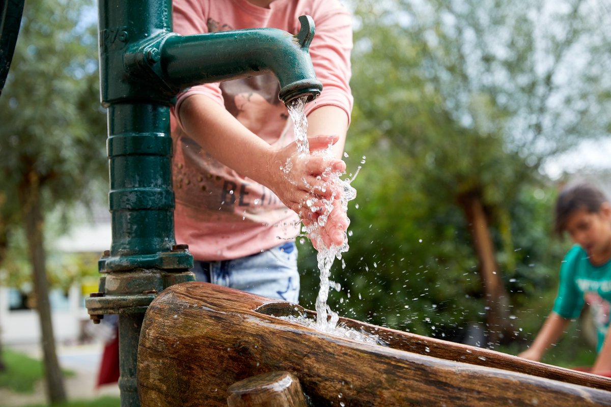 Ook een #watertappunt aangeschaft met de subsidie Watertappunten? Hoe geven jullie vervolg aan het stimuleren dagelijks #water te drinken? Deel vóór 23 mei jullie water drinkmoment met ons, <a href="/GezondeSchoolNL/">Gezondeschool.nl</a> en @SMEadvies, en maak kans op een #watergastles!