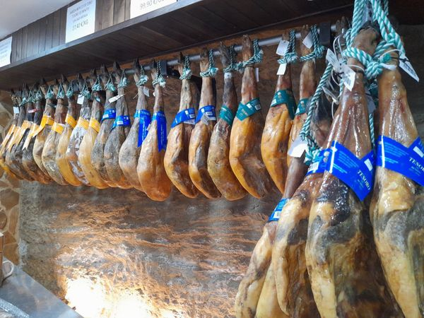 Preparados para la Romería de San Isidro.
Vinos a granel, quesos, ibéricos, conservas...
#lacuevadeliberico #gourmet #setenil