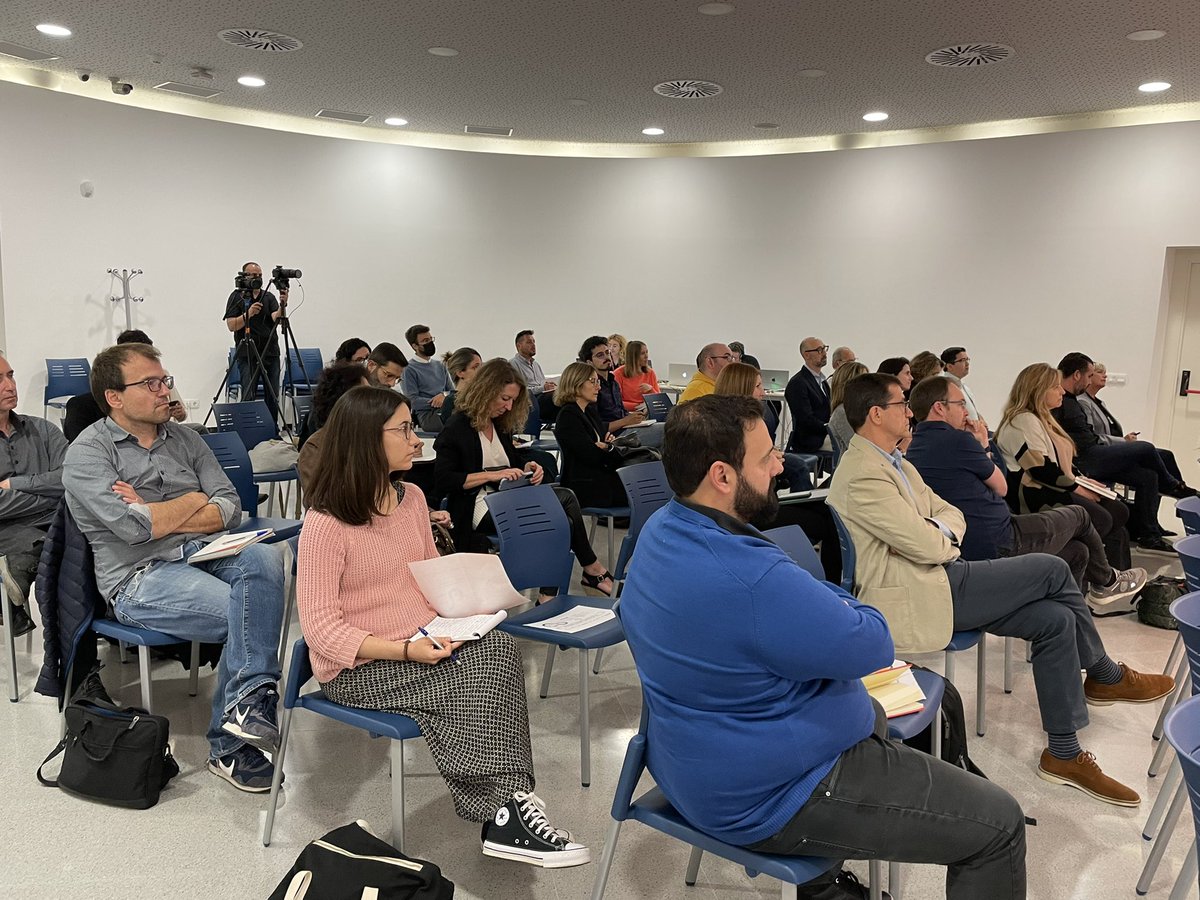 residuscat's tweet photo. L’#EconomiaCircular condueix a la prevenció i l’ecodisseny, que preveu reduir l’impacte ambiental en totes les etapes del cicle de vida del producte.
 
Participem en el “Cicle de Diàlegs sobre innovació i ús de recursos no convencionals industrials” de @packcluster. 

#Catalunya https://t.co/RsWxT9Hbvs