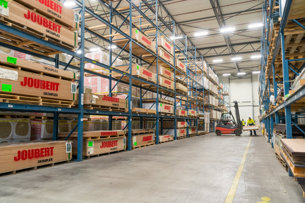 Bij <a href="/van_keulen/">Peter Van Keulen</a> kopen wij ons constructiehout zelf in in Scandinavië, rechtstreeks bij de bron. 
Zo kunnen wij de beste zagerijen selecteren, die het meest kwalitatieve hout aanbieden. 
Een constante aanvoer van goed hout gegarandeerd.
Lees alles op: van-keulen.nl/nieuws