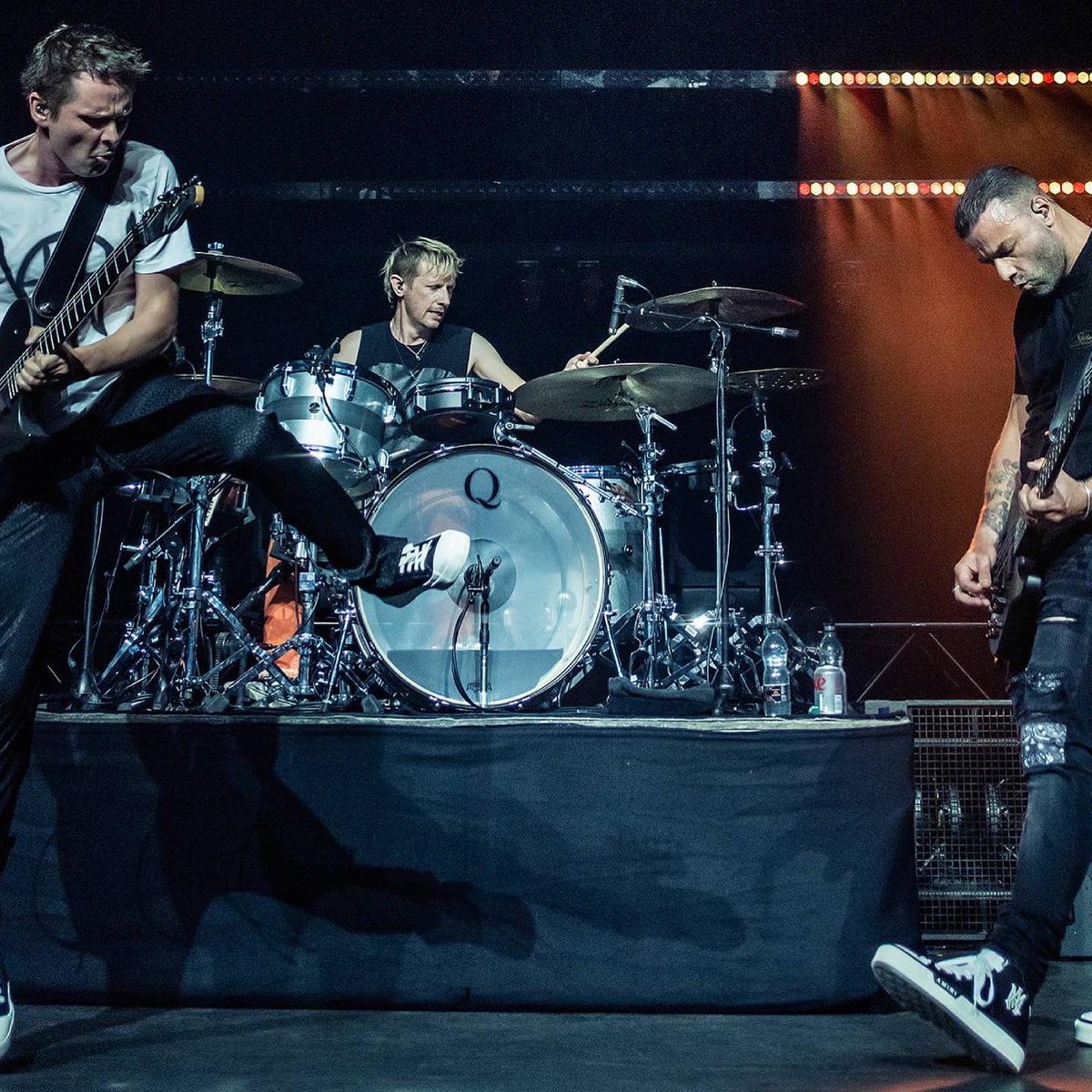 CitizensOfMuse's tweet photo. APOLLO 1 🚀Muse jouait pour la première fois à l'Eventim Apollo de Londres hier soir. Une setlist énergique avec notamment une première pour The Gallery tiré de
l'album Hullaballoo ou encore Space Dementia et Citizen Erased non joué depuis 2018. #muse #musers #eventimapollo https://t.co/CAkqkptkty