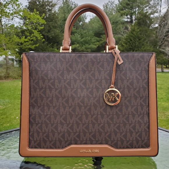 map2271's tweet photo. So good I had to share! Check out all the items I'm loving on @Poshmarkapp from @Theycallmemrsk1 @apinkdiva #poshmark #fashion #style #shopmycloset #nike #vigoss #michaelmichaelkors: https://t.co/fKObSq3eyw https://t.co/NOVu3sIHw1