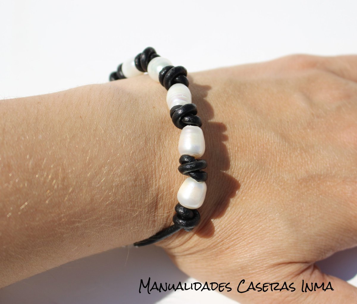 ManualiCaseras's tweet photo. ¡Buenos días a tod@s! Os traigo una pulsera de nudos franciscanos con perlas de río,  es muy fácil de hacer, en la entrada esta el tutorial con las fotos de como hace. 
#pulserasdecuero #cuero #pulserasdemoda #manualidadescaserasinma 
https://t.co/Sf7sJAiqFz https://t.co/YG9l8zshyj