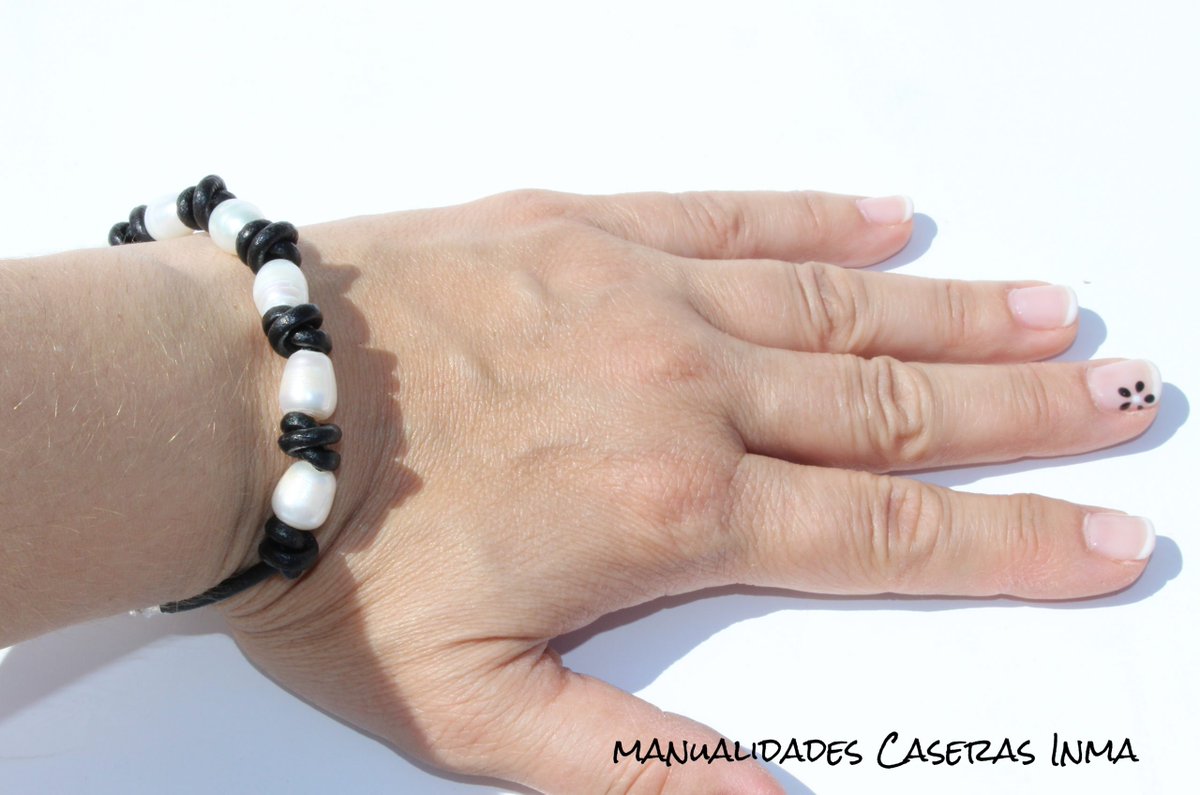 ManualiCaseras's tweet photo. ¡Buenos días a tod@s! Os traigo una pulsera de nudos franciscanos con perlas de río,  es muy fácil de hacer, en la entrada esta el tutorial con las fotos de como hace. 
#pulserasdecuero #cuero #pulserasdemoda #manualidadescaserasinma 
https://t.co/Sf7sJAiqFz https://t.co/YG9l8zshyj