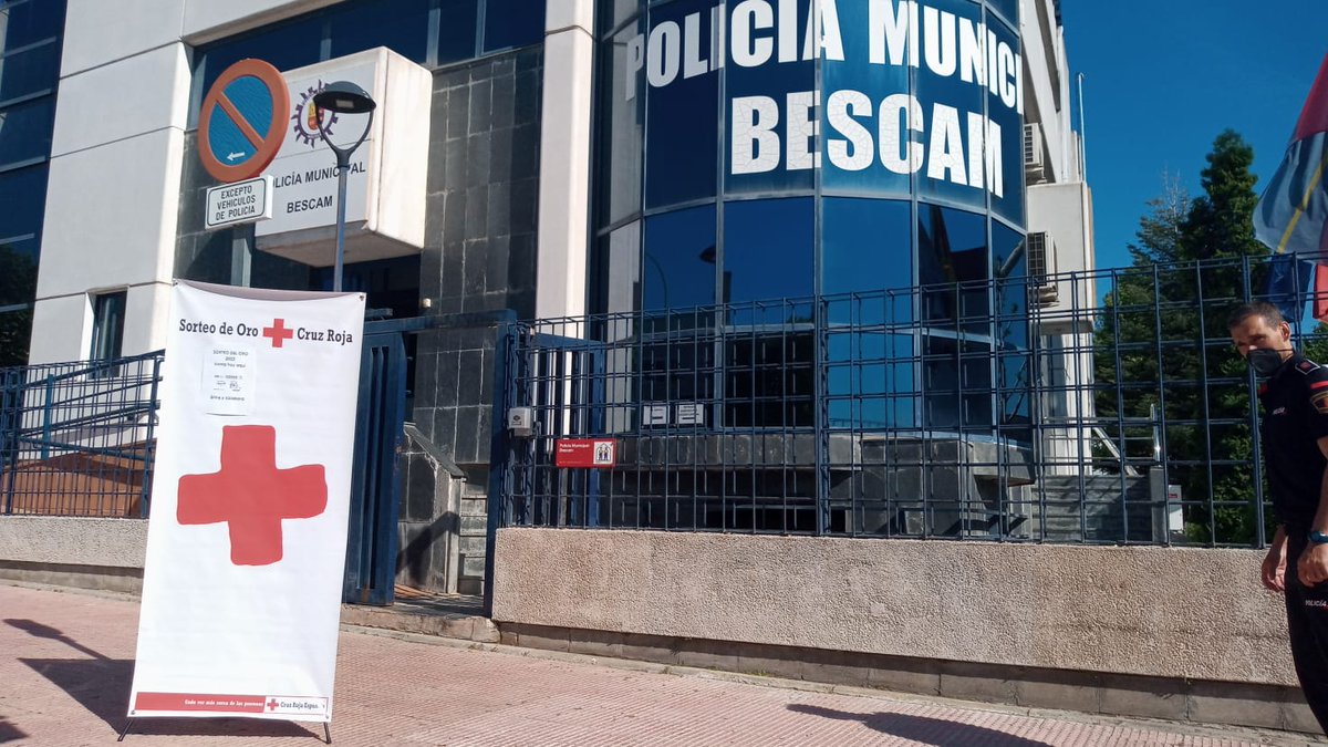 CruzRojaMostole's tweet photo. En el descanso, ven a coger tu boleto de @sorteodeoro
Nuestra policía siempre apoyo a los colectivos vulnerables y siempre nos ayudan!
#OroPareceCruzRojaEs #Mostoles #Bescam https://t.co/PKhRldvarG