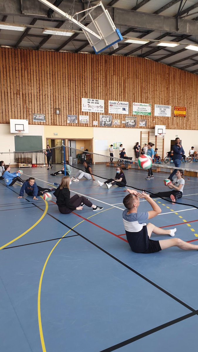 unss50's tweet photo. 👉JOUR 2 de cette Semaine Paralympique à La-Haye-Pesnel. Les collégiens découvrent des parasports et activités placées sous le signe du partage et de l’inclusion. Basket fauteuil, foot béquilles, course aux plots, volley-assis. Des jeunes attentifs et désireux d’apprendre ! @unss https://t.co/tQNWkmcLKP