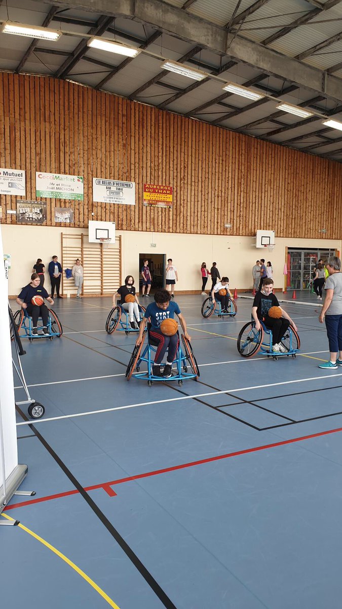unss50's tweet photo. 👉JOUR 2 de cette Semaine Paralympique à La-Haye-Pesnel. Les collégiens découvrent des parasports et activités placées sous le signe du partage et de l’inclusion. Basket fauteuil, foot béquilles, course aux plots, volley-assis. Des jeunes attentifs et désireux d’apprendre ! @unss https://t.co/tQNWkmcLKP