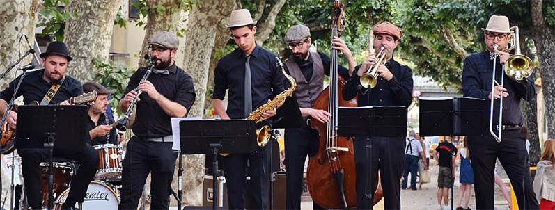 NavasCC's tweet photo. Aquest dissabte🗓️14/05 a les⏰12.30h tenim una cita a la Pl. Ferran Reyes per a gaudir del #concert de MEN IN SWING JAZZ BAND🎶 #PrimaveraNavas
@CcivicsBCN @BCN_SantAndreu @sortimbcn @AgendaConcertsC @bcnx4euros https://t.co/ZSx3g94TaT