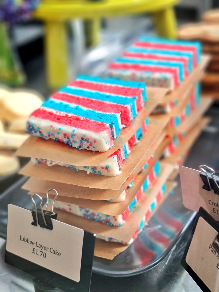 ken__moodie's tweet photo. Jubilee Layer Cake 🇬🇧🇬🇧🇬🇧 #welovethisbusiness #baxterstorey #PlatinumJubilee #butterwouldntmelt #themodernbaker #themoodiebaker @BaxterStorey @Catering_CoGC @CofGCollege https://t.co/XYRXLqKNFV