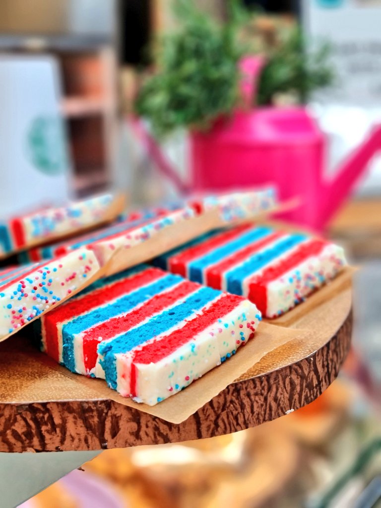 ken__moodie's tweet photo. Jubilee Layer Cake 🇬🇧🇬🇧🇬🇧 #welovethisbusiness #baxterstorey #PlatinumJubilee #butterwouldntmelt #themodernbaker #themoodiebaker @BaxterStorey @Catering_CoGC @CofGCollege https://t.co/XYRXLqKNFV