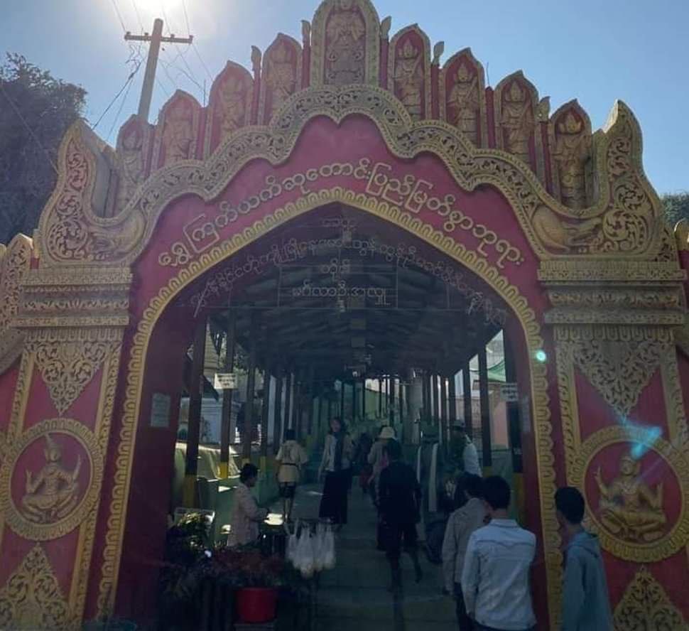mtina2613's tweet photo. Even though local residents have no intention to celebrate Kasone festival of ShweKyetYet pagoda,junta backed local authorities of Mandalay have intimidated 13 villages into holding the watering Bayan tree festival.#2022May10Coup #WhatsHappeningInMyanmar https://t.co/lnYF4HpauG