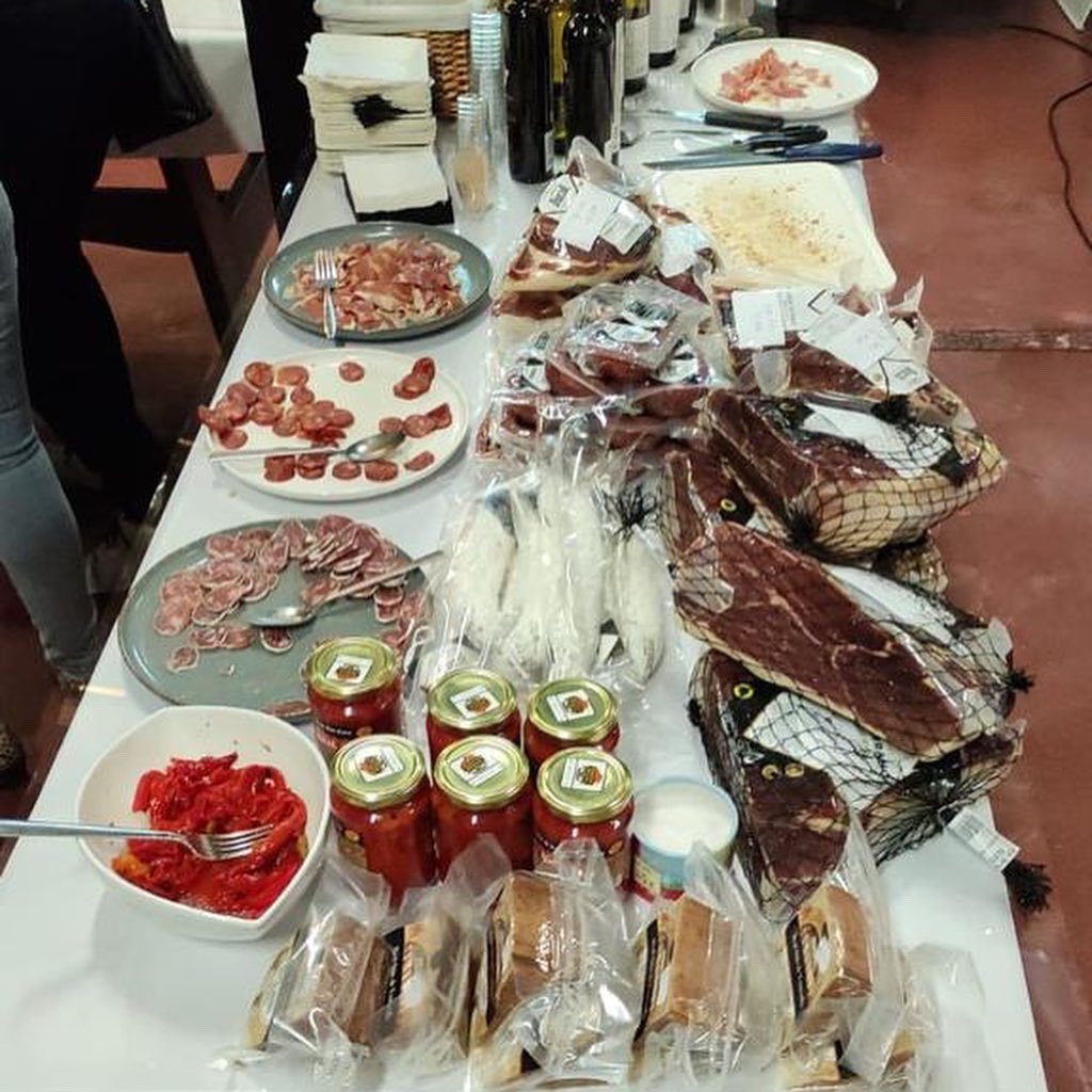 Alvarezydiez's tweet photo. Sabores de nuestra tierra entre los que no pueden faltar los vinos de Álvarez y Díez 🥂 En Bélgica, el pasado fin de semana, en un #springtasting organizado por nuestro importador belga. Buenos momentos 😊 https://t.co/4wkn4DtNNI